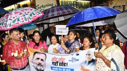 शिमला के रिज मैदान कैंडल मार्च निकालते कांग्रेस कार्यकर्ता।