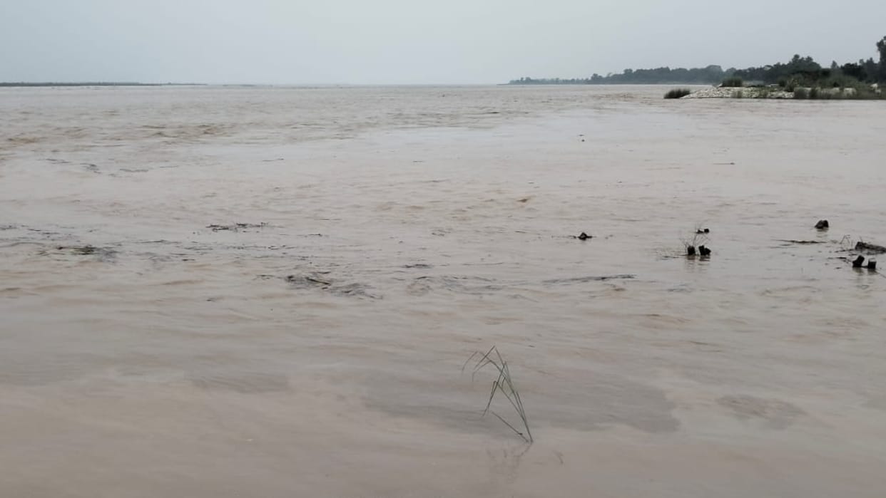 flood alert in pilibhit due to rising water level of Sharda and Devhi rivers