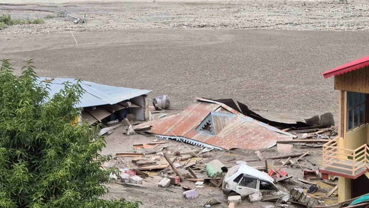 Uttarkashi Flood Rescue Operation Live: नदी में उतरकर आपदा प्रभावित क्षेत्रों में सिलिंडर पहुंचा रहे मजदूर