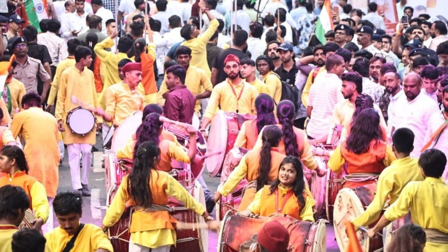 indore news cm mohan yadav drinks saffron milk visits temples waves tricolor in rally