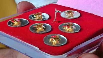 24 कैरेट सोने से बने सूक्ष्म विमान।