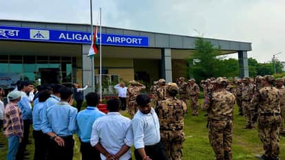 अलीगढ़ हवाई अड्डे पर निदेशक एस.एस. अग्रवाल ध्वजारोहण करते हुए