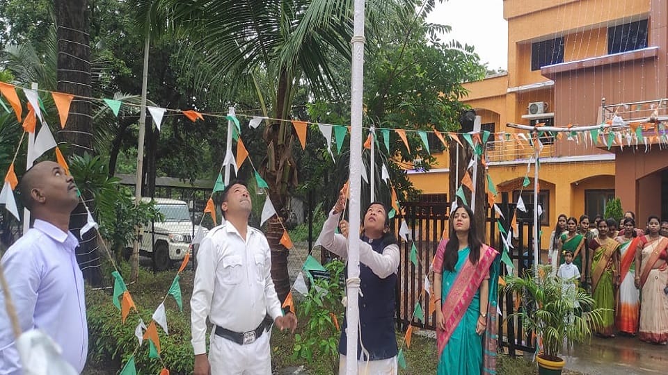 President Janaki hoisted the flag in the District Panchayat office Independence Day was celebrated with fervor