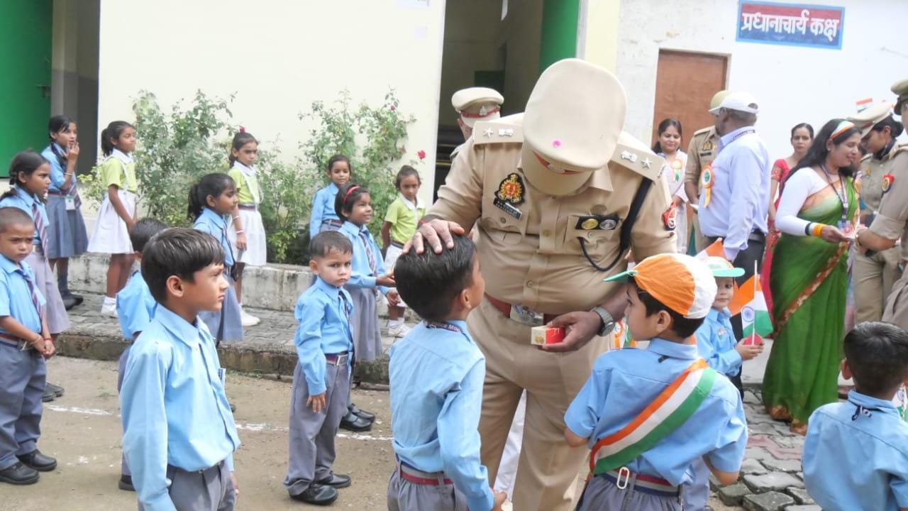 Jhansi news, 15th August Jhansi, passersby stopped after hearing the national anthem, Jhansi national anthem