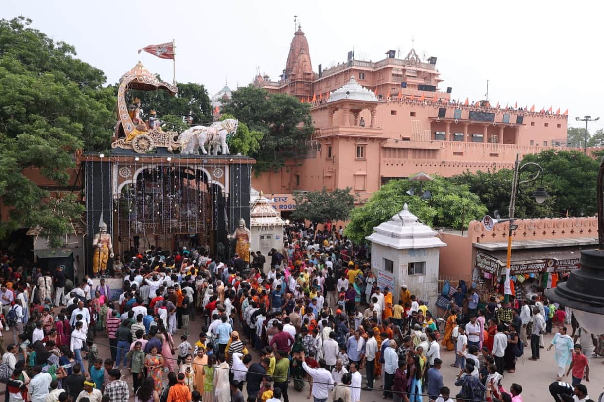Amazing supernatural and unimaginable scenes seen in Mathura CM Yogi participate in birth anniversary