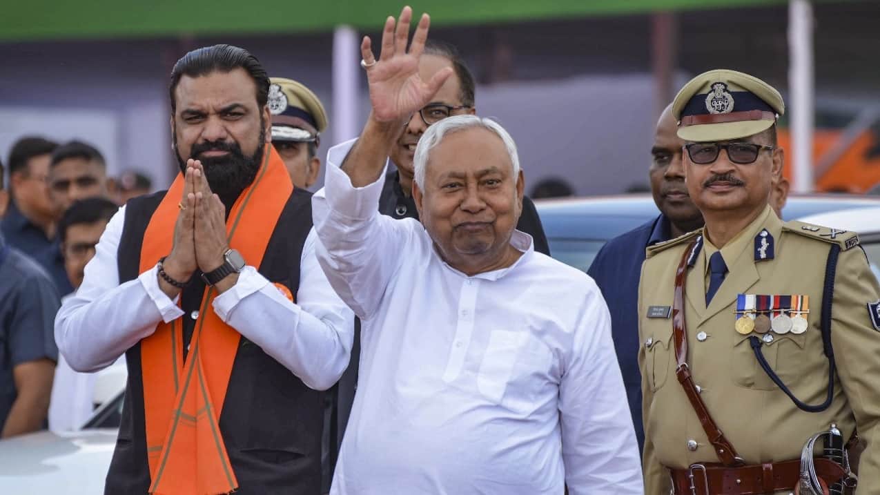 सीएम नीतीश कुमार के साथ डिप्टी सीएम सम्राट चौधरी और डीजीपी विनय कुमार।