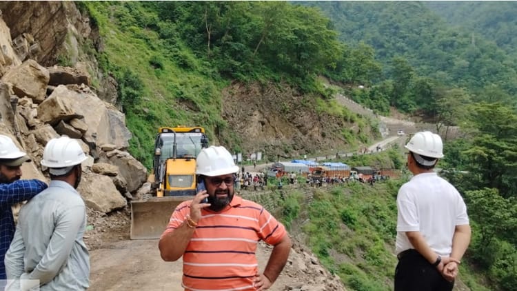 Badrinath Highway: भनेरपाणी में खुला रास्ता, कौड़ियाला के पास 16 घंटे से हाईवे बंद, यातायात ठप