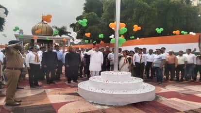 बेसिक शिक्षा राज्यमंत्री (स्वतंत्र प्रभार) संदीप सिंह तिरंगे का सलामी देते हुए