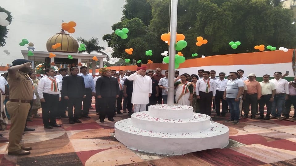 State Minister for Basic Education, Aligarh Commissioner, DM hoisted the flag