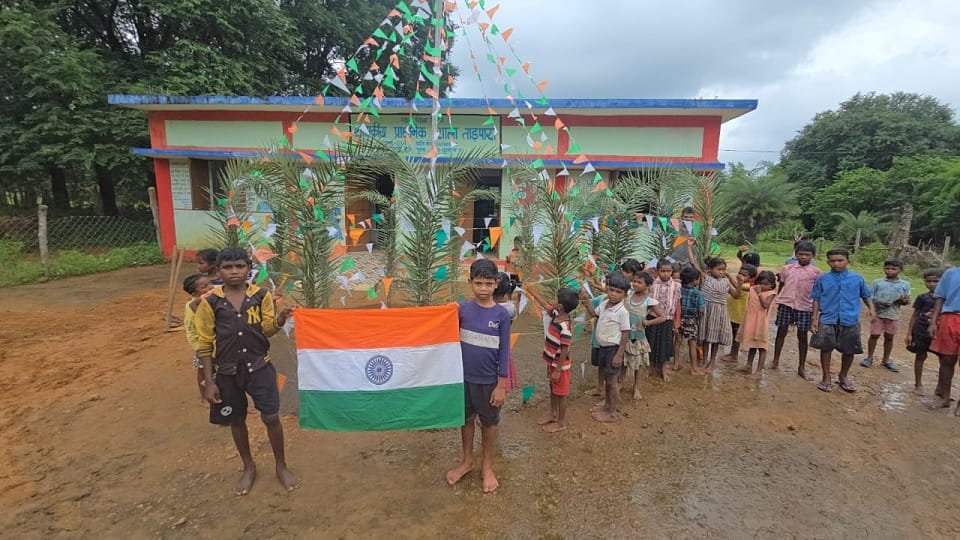 Tricolor hoisted with pride for the first time in Badesatti village villagers raised slogans of Jai Hind in Su