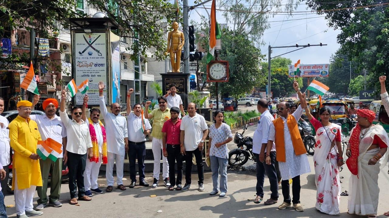 Jhansi: National anthem sung together at crossroads, pedestrians stood in attention position, see photos