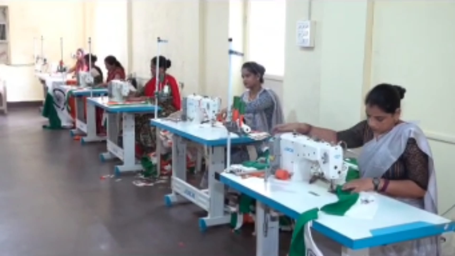 ग्वालियर में बनते हैं तिरंगे