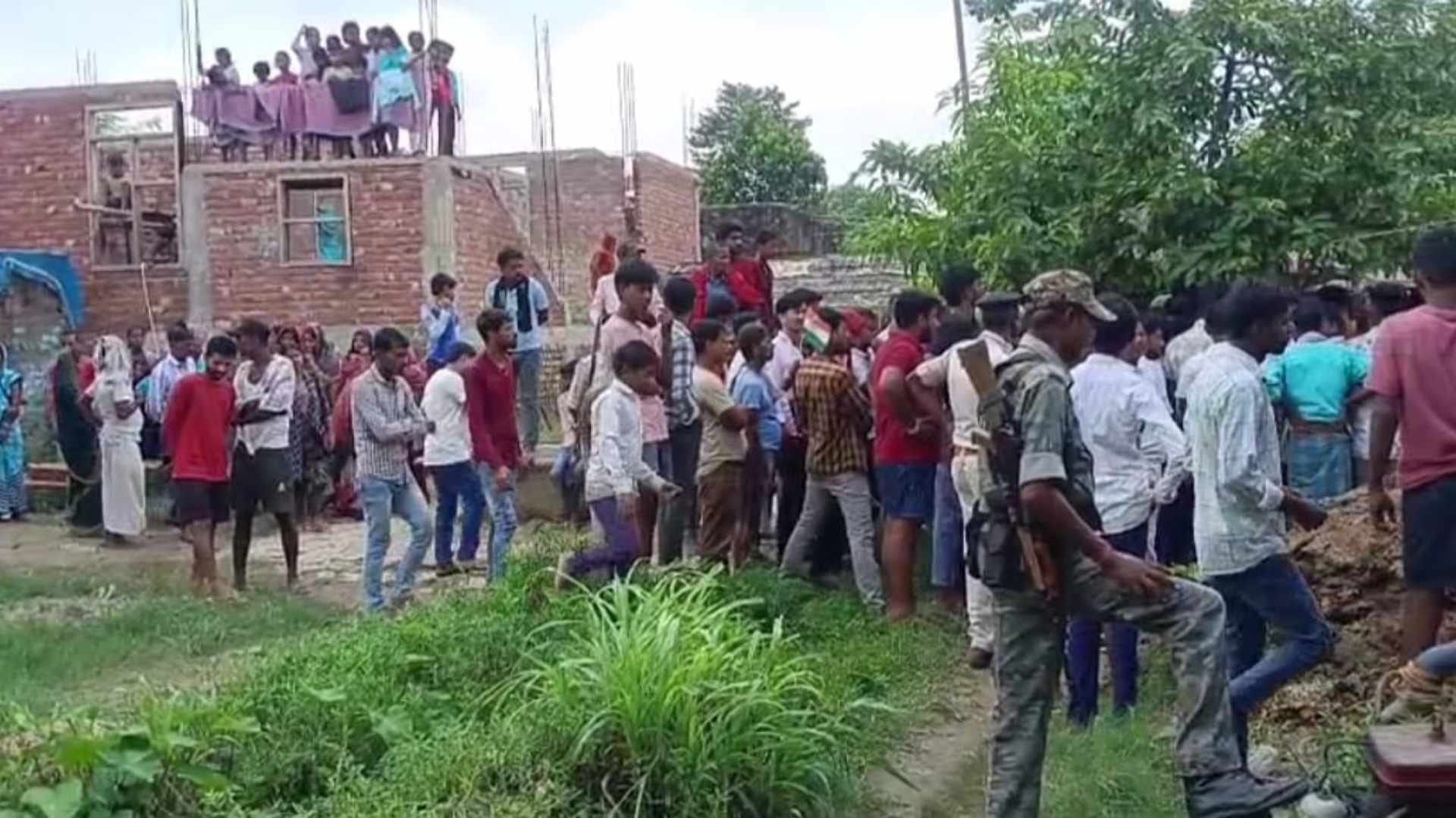 घटनास्थल पर लगी भीड़