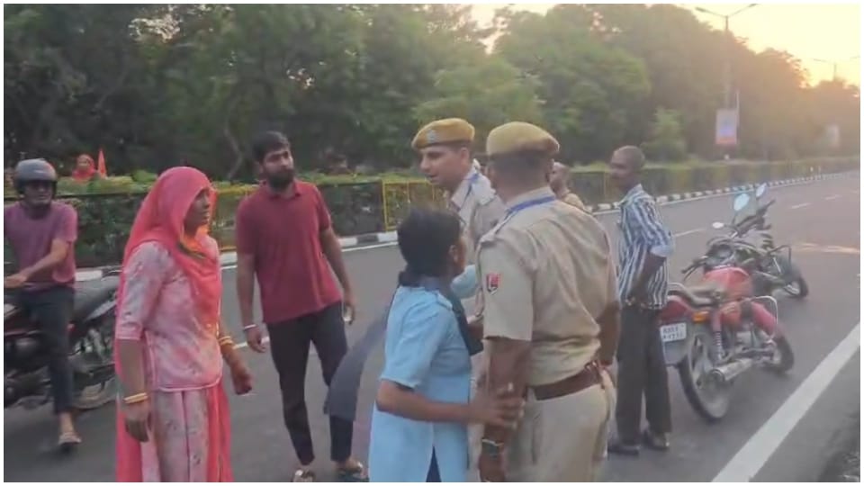 हादसे के बाद पुलिस से गुहार लगाते परिजन।