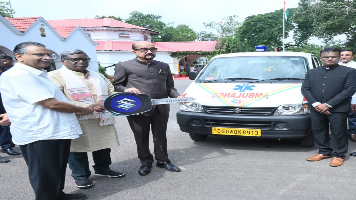 Governor Ramen Deka handed over the keys of the ambulance to the Vanvasi Vikas Samiti in Chhattisgarh