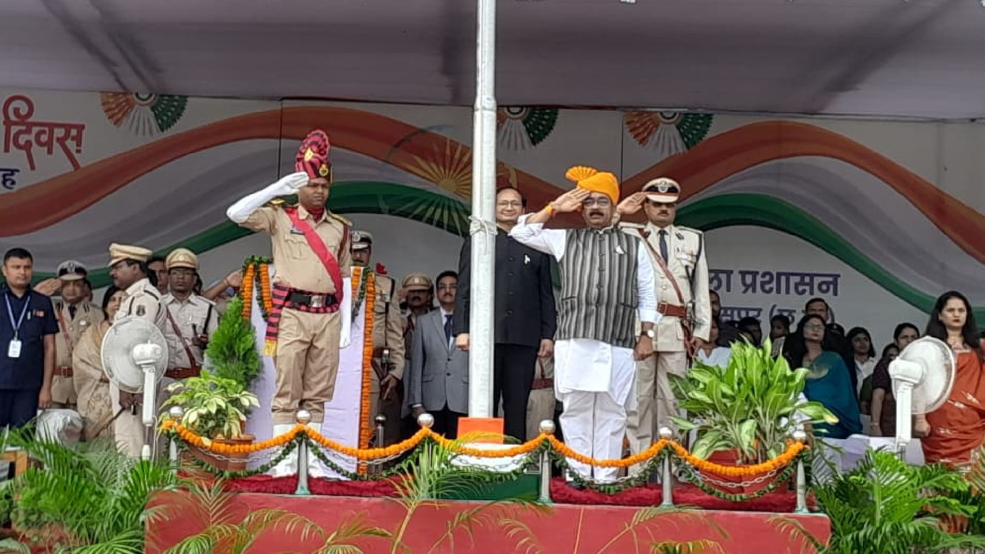 Independence Day 2025: CM Vishnudev Sai hoisted the tricolor and took the salute of the parade in Raipur