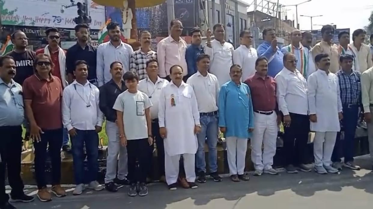 Jhansi: National anthem sung together at crossroads, pedestrians stood in attention position, see photos