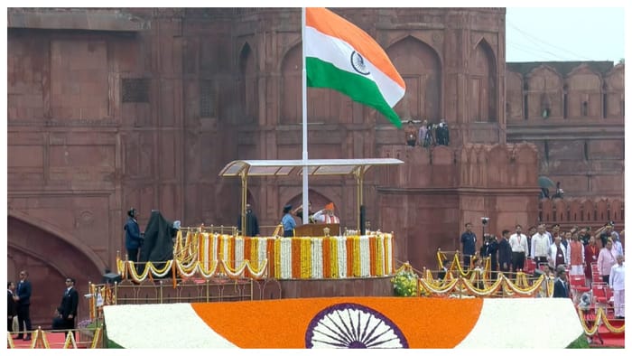 जश्न-ए-आजादी: लालकिले से लेकर देश के कोने-कोने तक, स्वतंत्रता दिवस की धूम; 2 independence day photos pm modi flag hoisting from red fort youth celebration