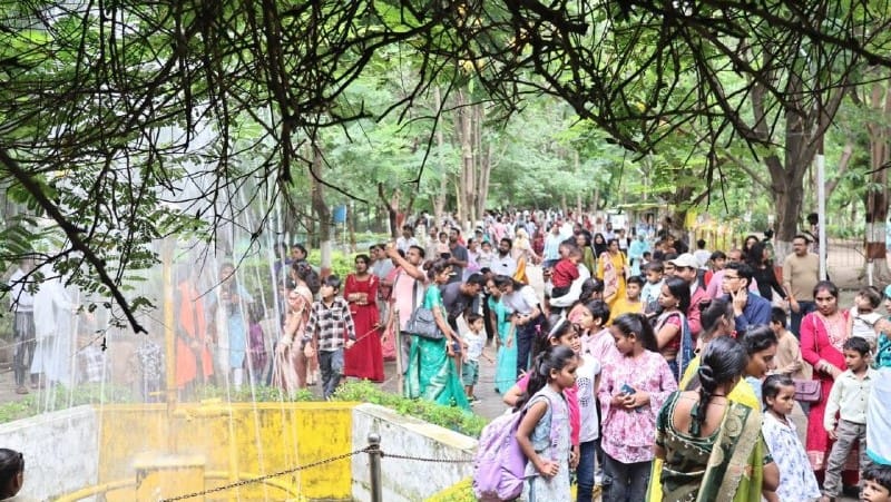 indore news tourist rush in indore on 15 august long weekend celebrations