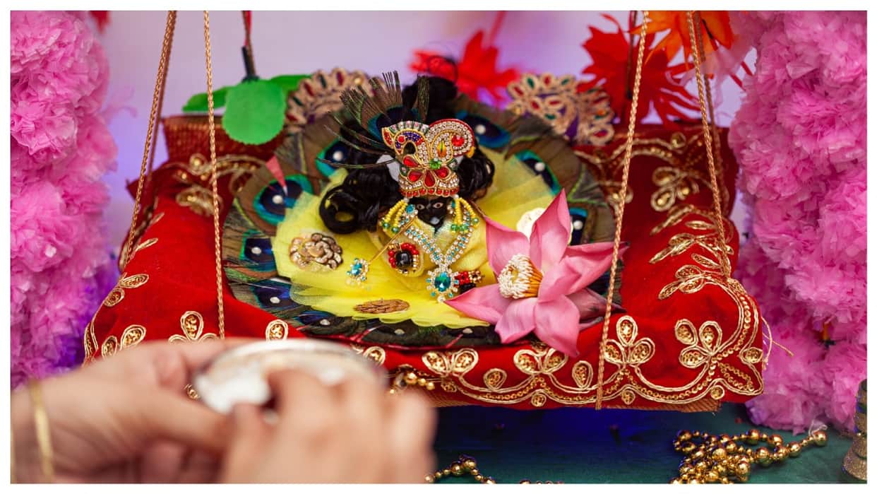 Janmashtami 2025 How to Decorate Laddu Gopal’s Jhula Decoration Ideas Image