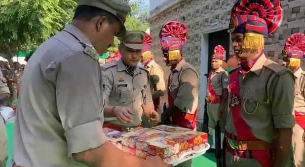 Unnao SP Deepak Bhukar hoisted the flag in the police line honored the policemen by giving them certificates