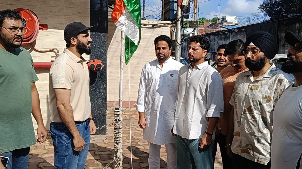 Kanpur Cricketer Kuldeep Yadav hoisted the flag gave the message of patriotism along with fitness to the youth
