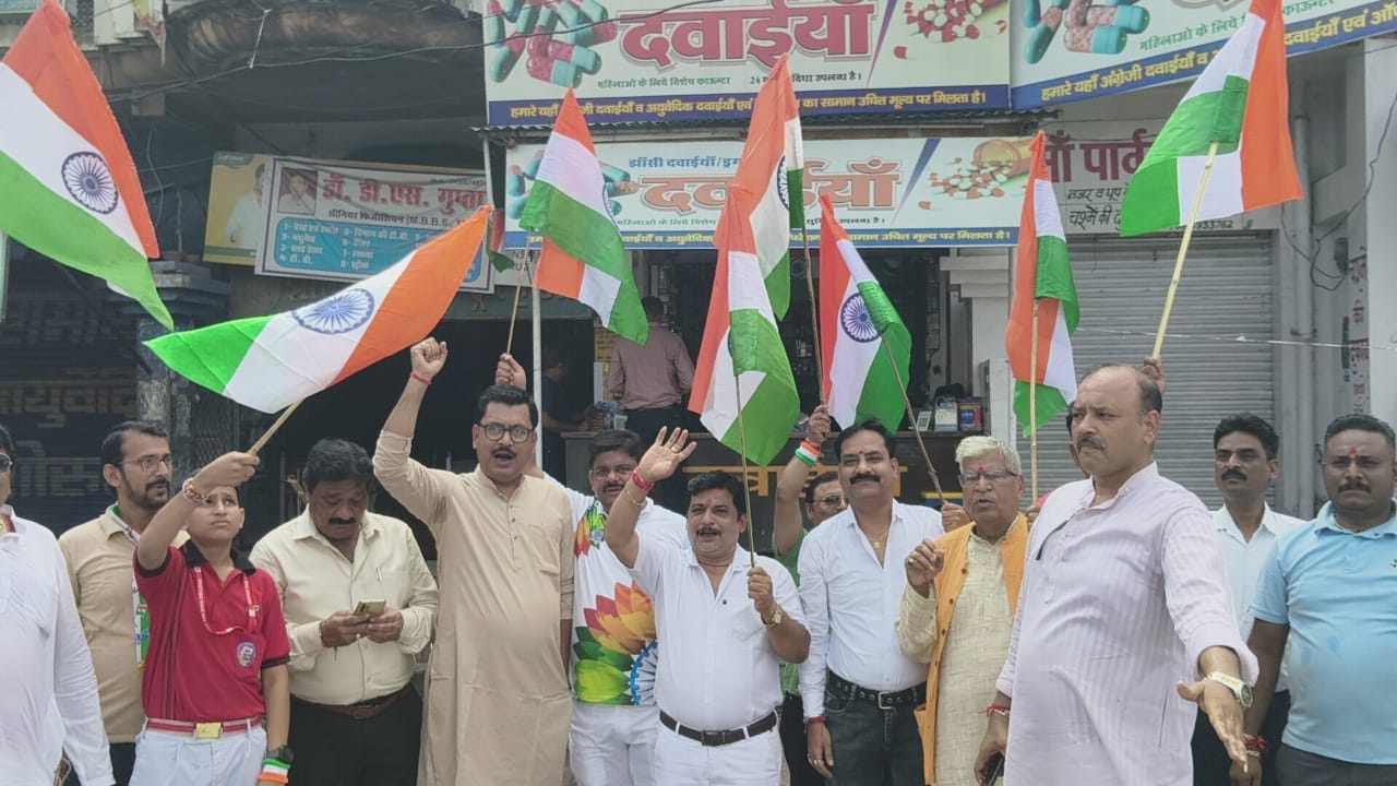 Jhansi: National anthem sung together at crossroads, pedestrians stood in attention position, see photos