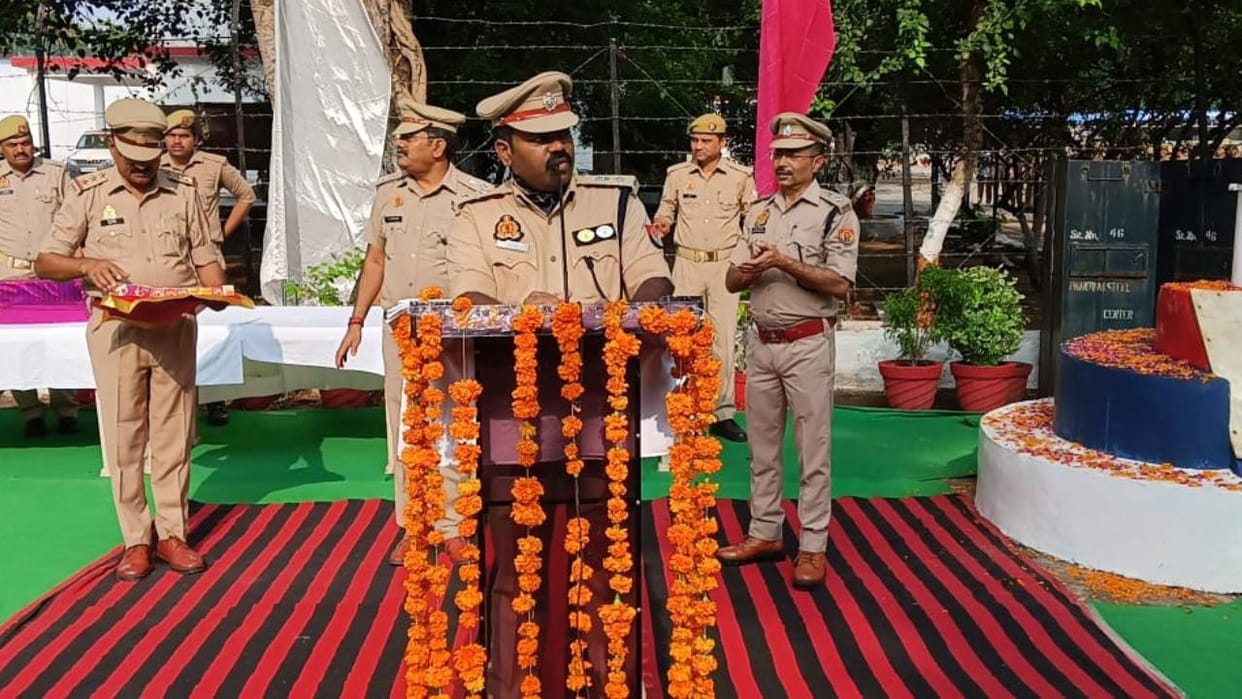 Jhansi news, 15th August Jhansi, passersby stopped after hearing the national anthem, Jhansi national anthem