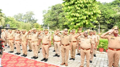 DM hoisted the flag at the Collectorate on Independence Day in Budaun