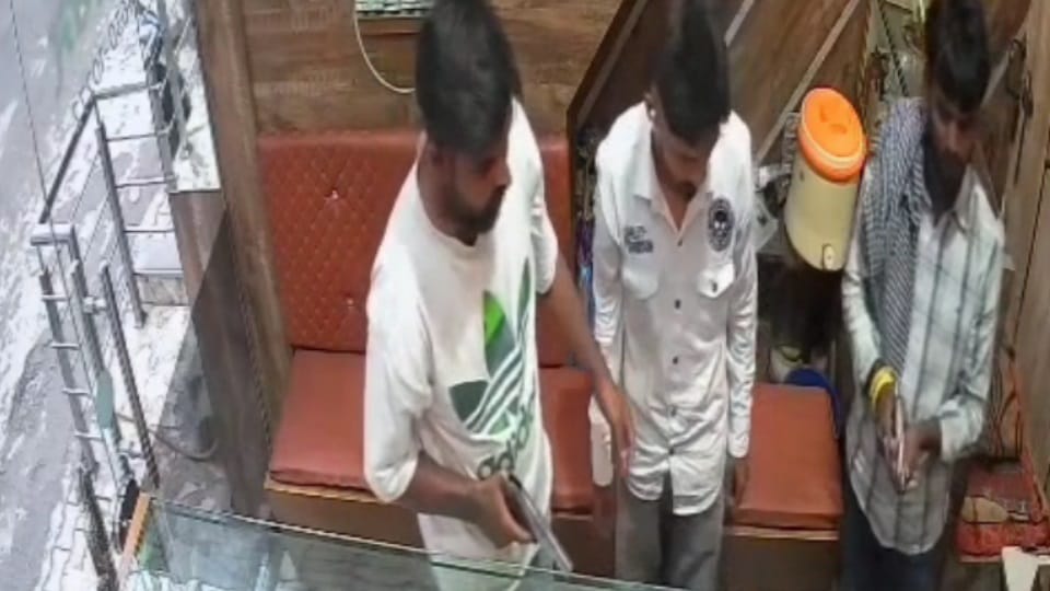 Firing on owner of jewellery shop in Zira bullet hit near jaw