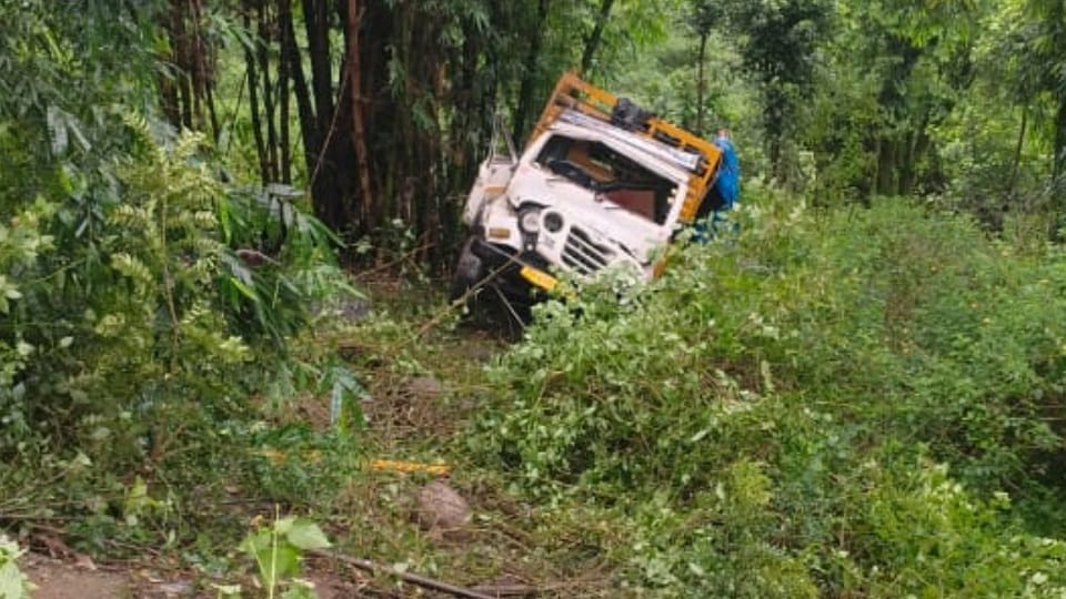 pickup full of devotees from Moga fell into ditch four died in Kangra