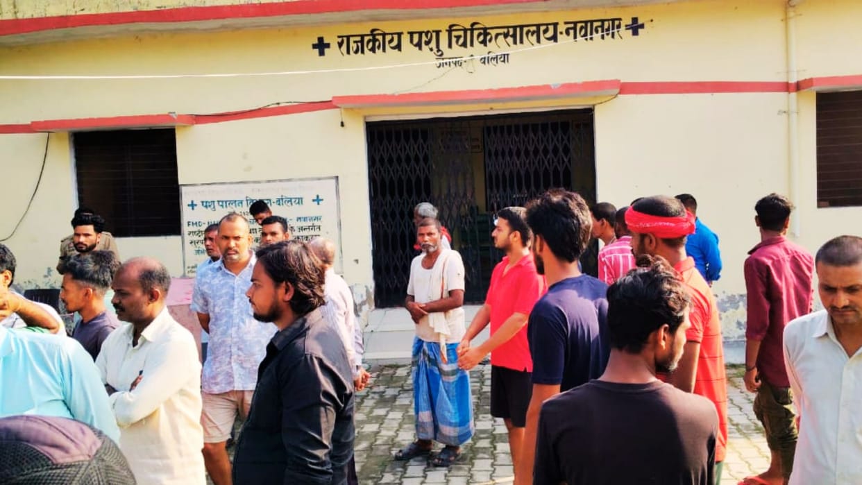 Employee dead body found in hospital premises in ballia his wife screamed while looking for him