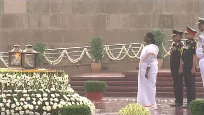 राष्ट्रीय युद्ध स्मारक पर शहीदों को श्रद्धांजलि देतीं राष्ट्रपति द्रौपदी मुर्मू।