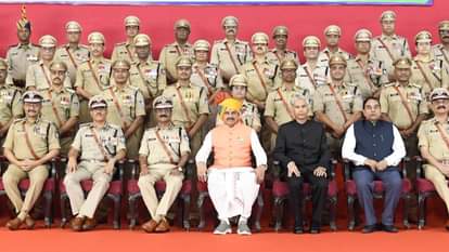 सीएम डॉ. यादव पदक प्राप्त पुलिस अधिकारियों के साथ