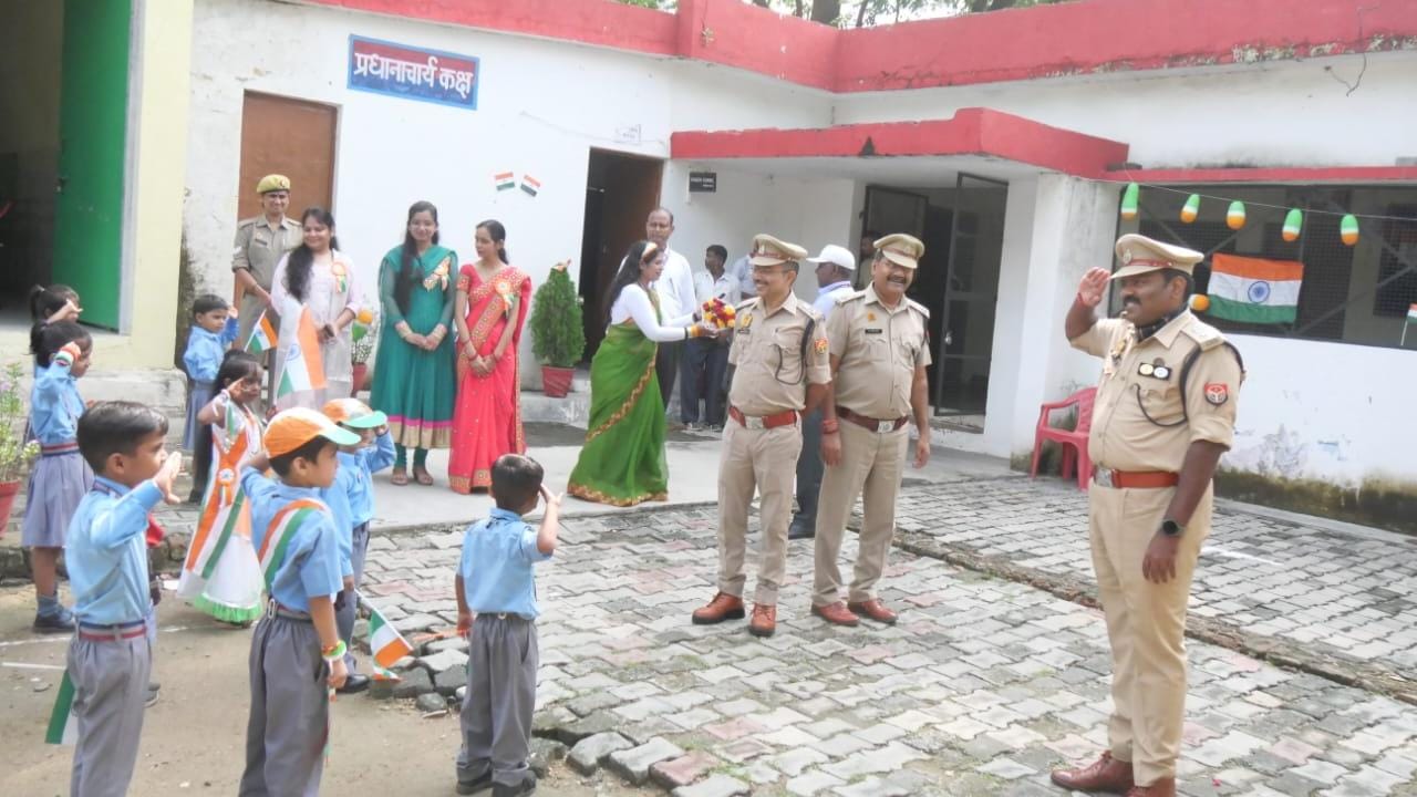 Jhansi news, 15th August Jhansi, passersby stopped after hearing the national anthem, Jhansi national anthem