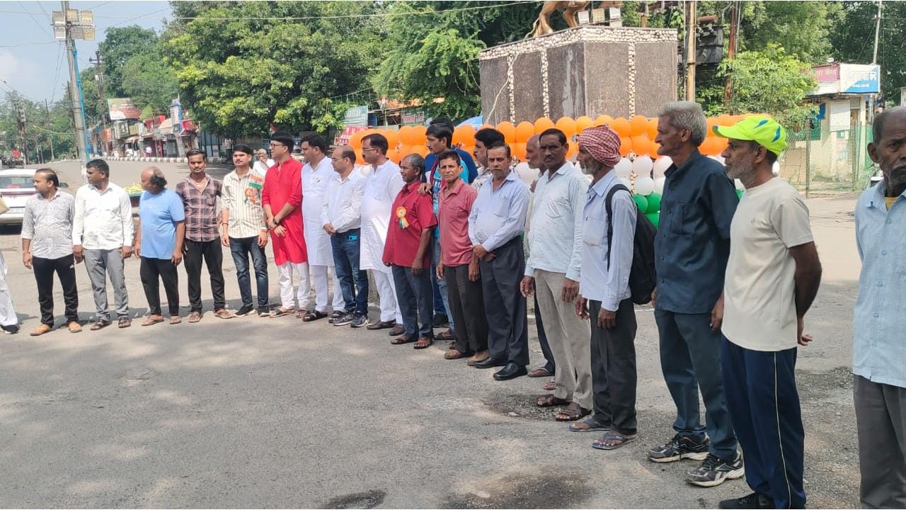 Jhansi: National anthem sung together at crossroads, pedestrians stood in attention position, see photos