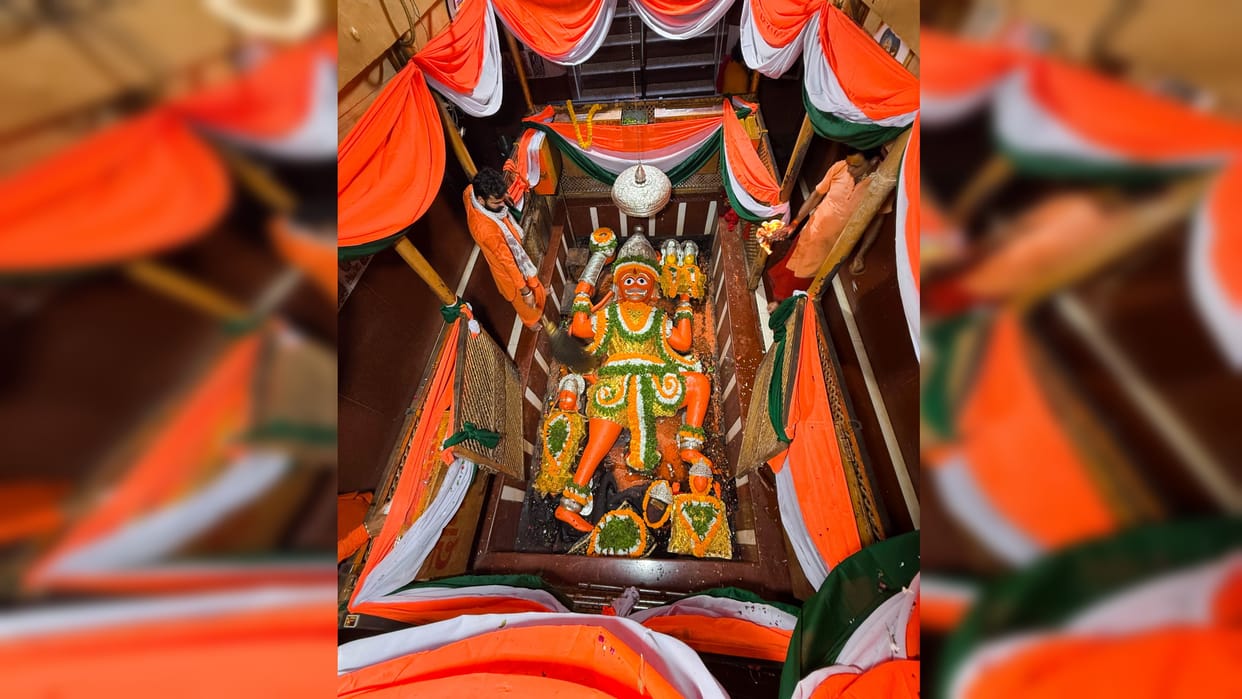 Prayagraj News: Shri Bade Hanuman Temple was decorated in the colors of the tricolor, crowd of devotees gather