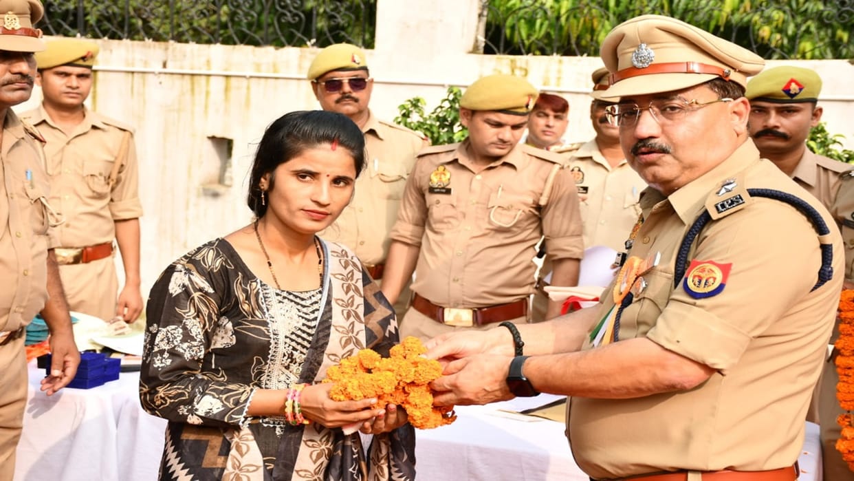 DM hoisted the flag at the Collectorate on Independence Day in Budaun