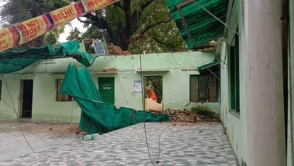 Roof of room of Dargah Sharif Patte Shah in Nizamuddin collapsed six died