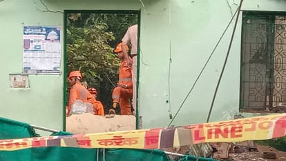 Roof of room of Dargah Sharif Patte Shah in Nizamuddin collapsed six died