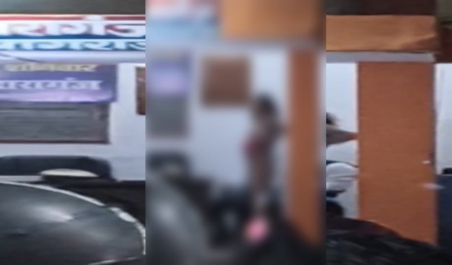 Eunuchs created a ruckus in Daraganj police station, took off their clothes and started clapping