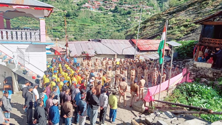 Independence Day: आपदा के बीच धराली में दिखा देशभक्ति का जज्बा, समेश्वर देवता मंदिर में हुआ ध्वजारोहण
