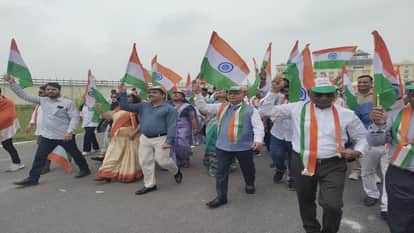 ध्वजारोहण के बाद निकली तिरंगा यात्रा