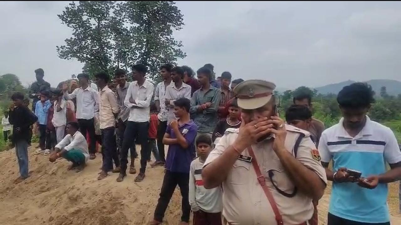 हादसे के बाद लगी लोगों की भीड़, सूचना पर पहुंची पुलिस।