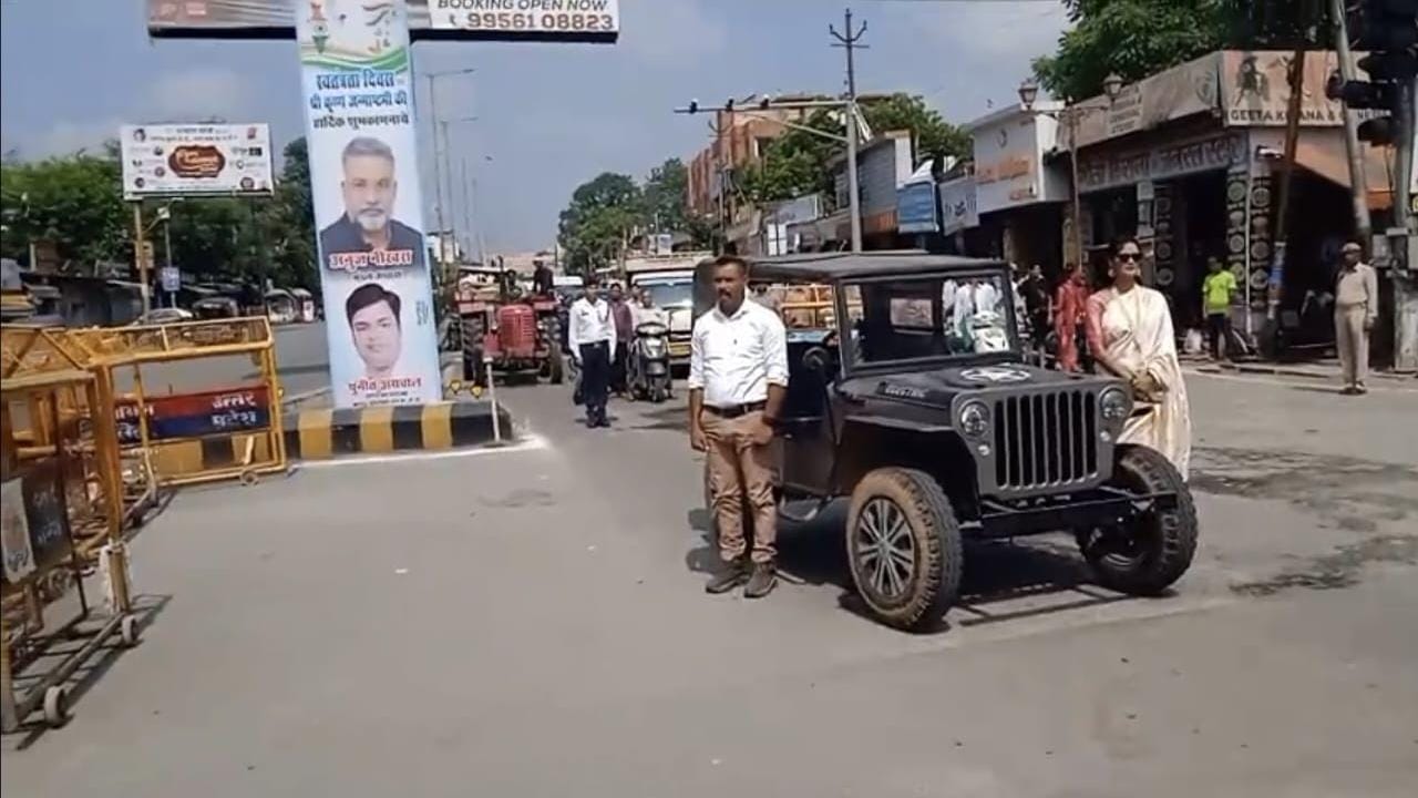 Jhansi: National anthem sung together at crossroads, pedestrians stood in attention position, see photos