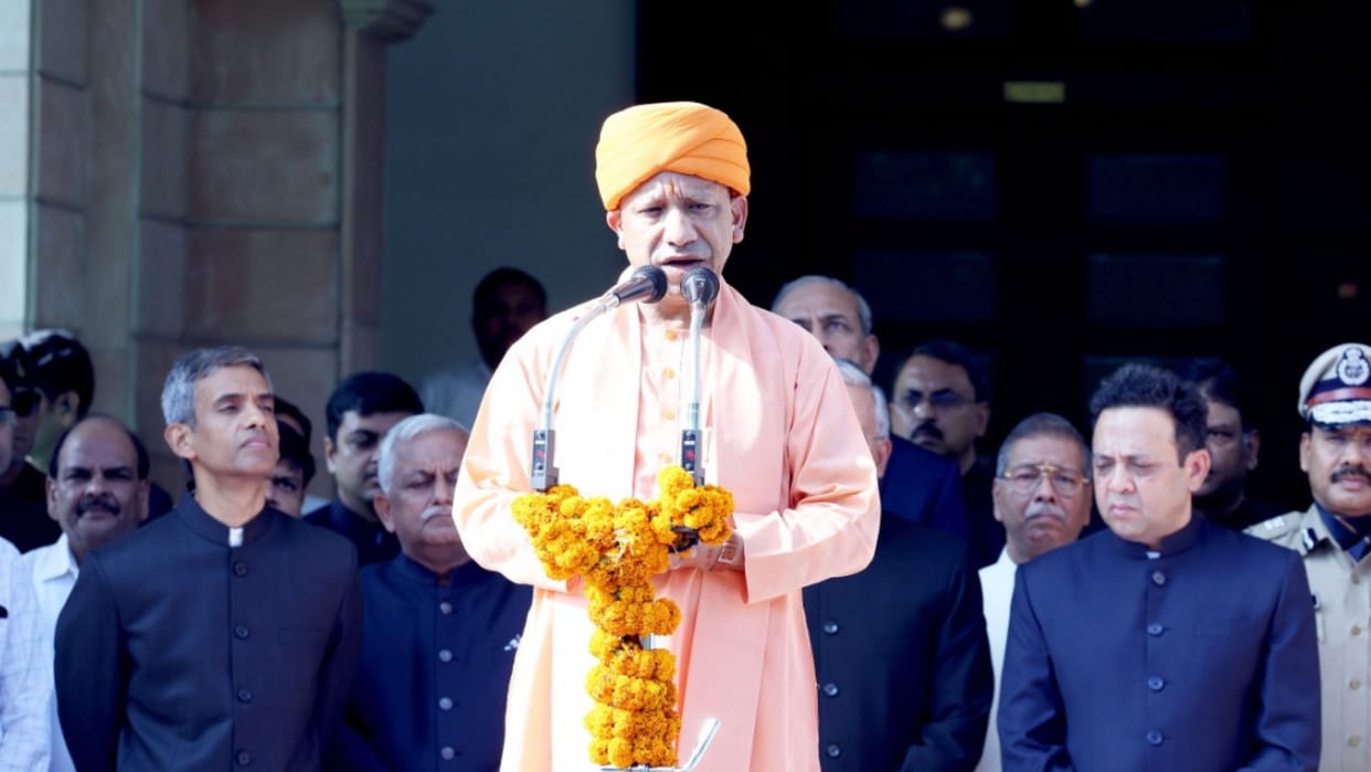 Chief Minister Yogi Adityanath congratulated Independence Day by hoisting the flag.