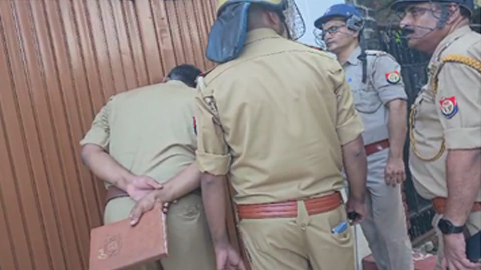 Kanpur: Raids in Barra, Naubasta, Akbarpur in search of absconding associates of Akhilesh Dubey
