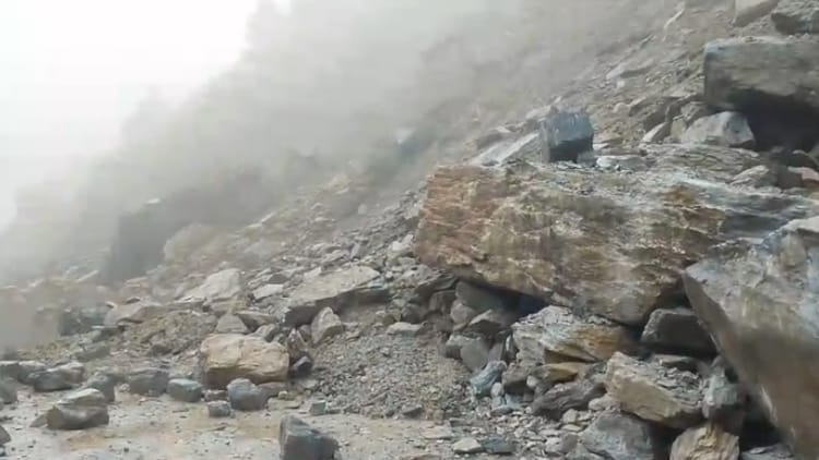 Badrinath Highway: भनेरपाणी में बंद हाईवे खुला, 500 यात्री रवाना, पहाड़ी से भारी मात्रा में गिरा मलबा और पत्थर