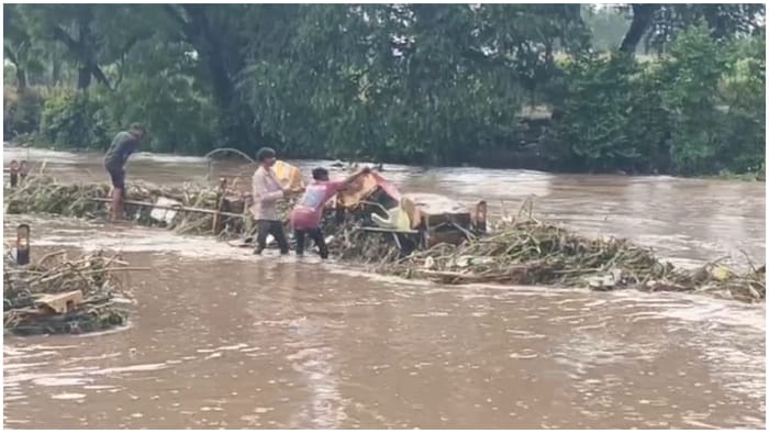 Barwani Weather: Rupa River in Rajpur Overflows After Heavy Rain, Vehicles and Shops Swept Away