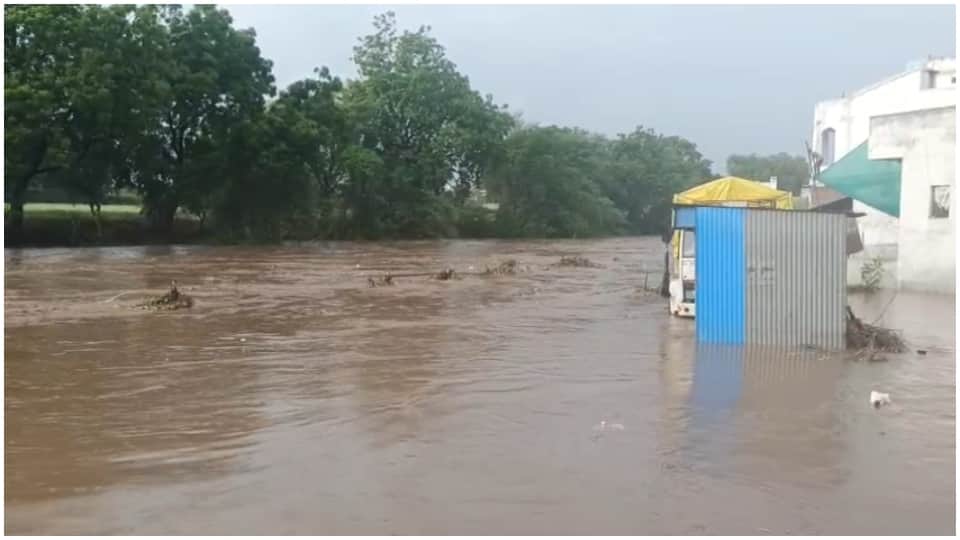 Barwani Weather: Rupa River in Rajpur Overflows After Heavy Rain, Vehicles and Shops Swept Away
